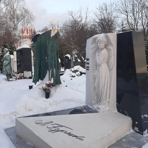 Новодевичье кладбище и Новодевичий монастырь: имена, легенды, судьбы