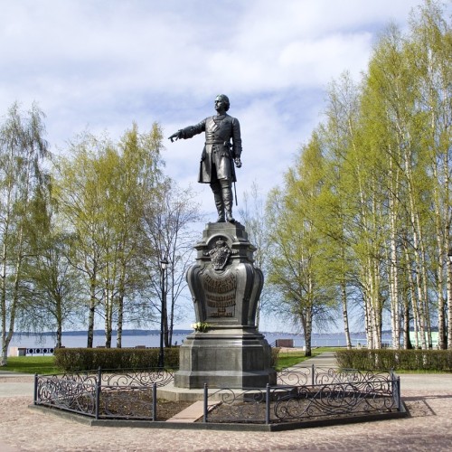 Петрозаводск — от памятника основателю до тайги