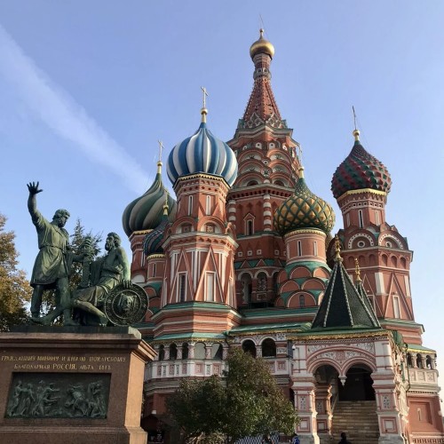 «Москва — это Красная площадь, Москва — это звёзды Кремля...»