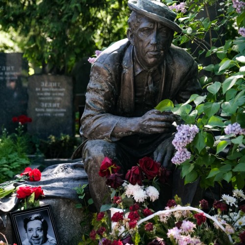 Новодевичье кладбище и Новодевичий монастырь: имена, легенды, судьбы