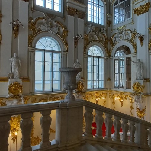 Романовы без трона: групповая прогулка по Дворцовой набережной