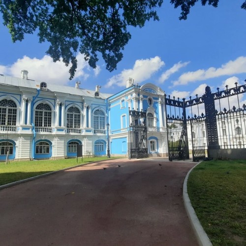 Смольный за 300 лет: от Смольного двора до убийства Кирова