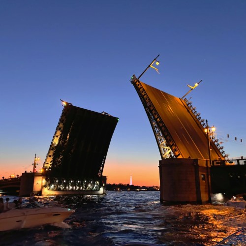 Ночь, катер, развод мостов