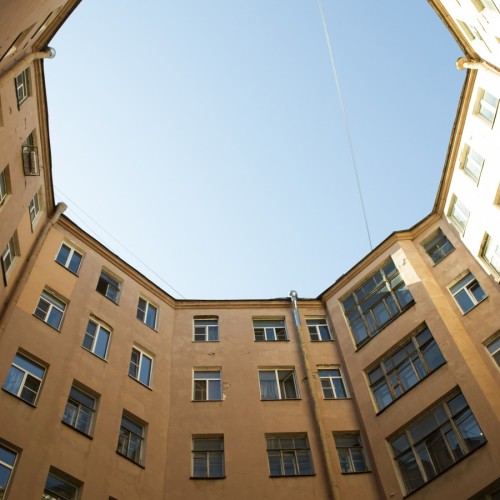 В поисках самого яркого двора Петербурга