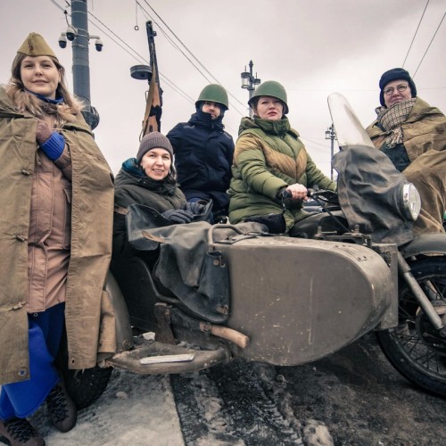 Советский Ленинград: прогулка на ретро-мотоцикле с коляской