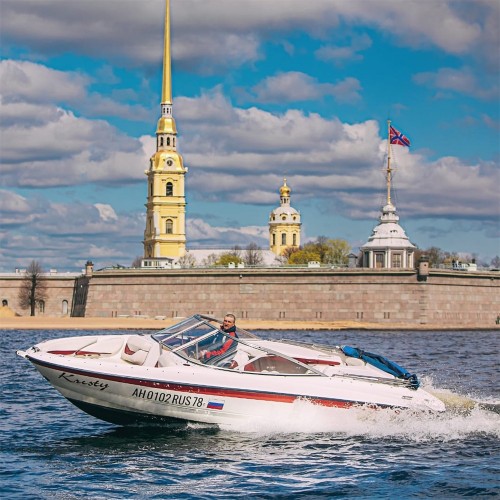 По Петербургу — на индивидуальном катере