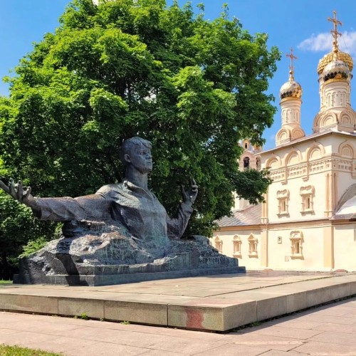 «Начинается земля, как известно, от Кремля...»