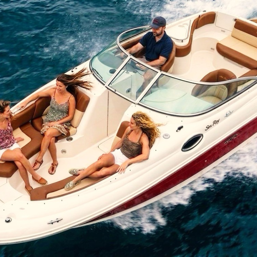 На катере по Мойке и Фонтанке — только своей компанией