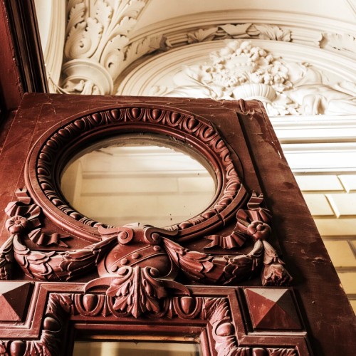 Петербург за закрытыми дверями: парадные лестницы и дворы-колодцы