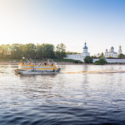 На катамаране с капитаном — вдоль берегов Великого Новгорода