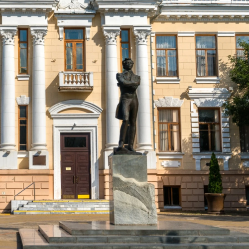 По центральной улице Краснодара
