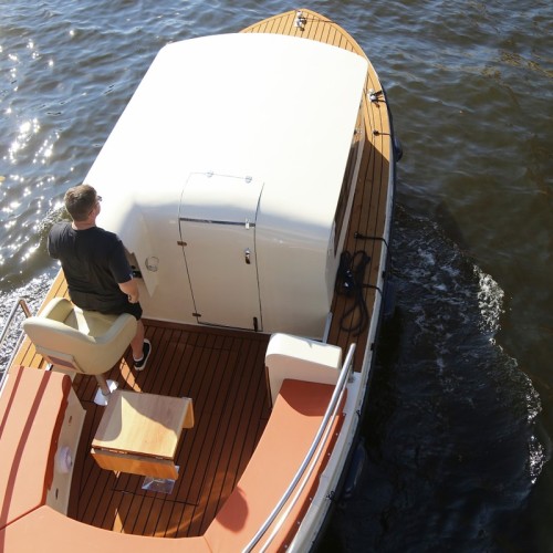 Путешествие по водным артериям Петербурга на катере «Юность»