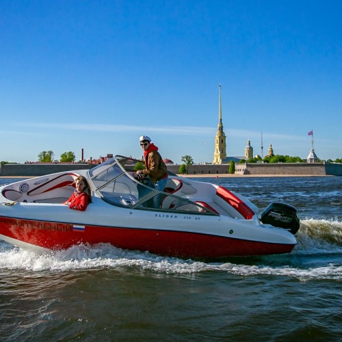 На катере — по Неве