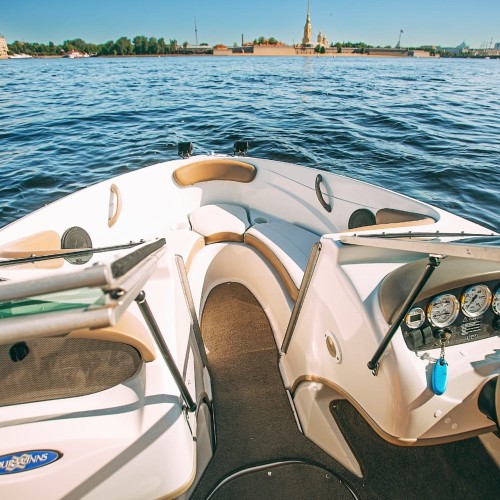 Прогулка на открытом катере — от центра Петербурга до новых кварталов у воды