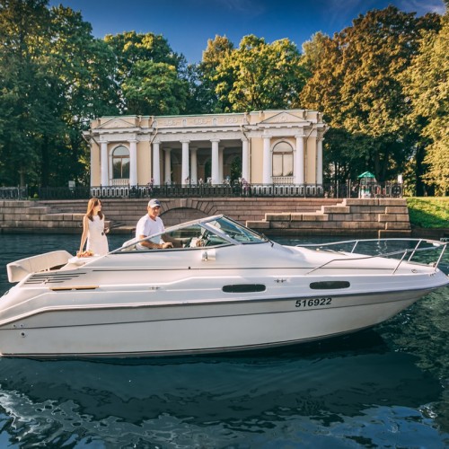 Водные линии Северной столицы: путешествие на катере