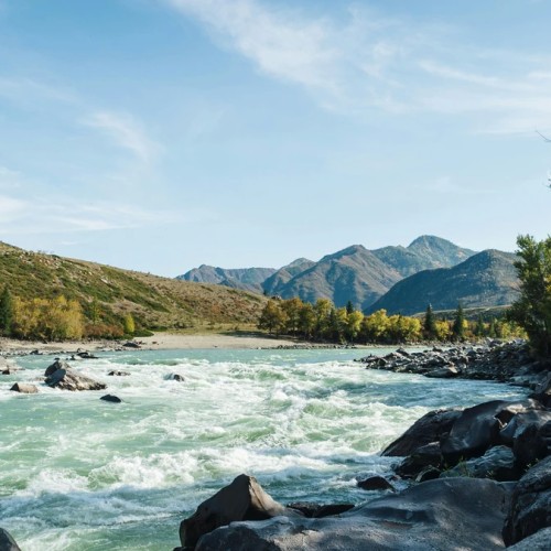 Тур «всё включено» на Алтай: главные локации, моторафтинг и лёгкий треккинг