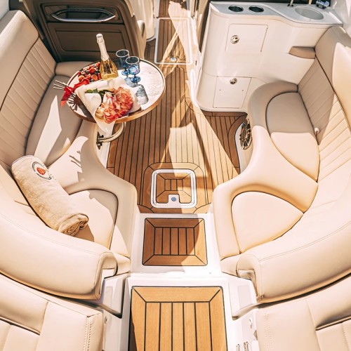 По Петербургу — на премиальном катере