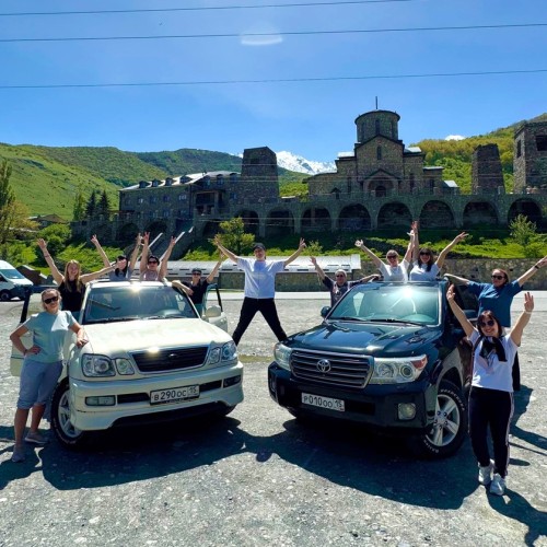 Девичник в Осетии: джип-трип в горах с уроками стрельбы и рисования