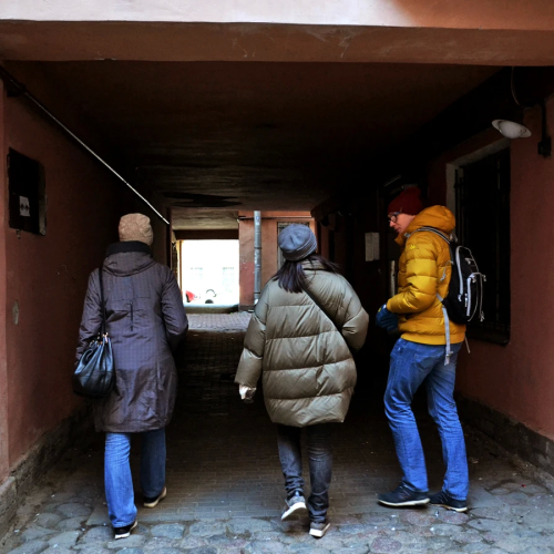 В поисках самого яркого двора Петербурга