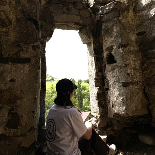 Девичник в Осетии: джип-трип в горах с уроками стрельбы и рисования