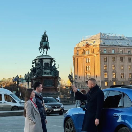 От парадных до стрит-арта: по знаковым местам Петербурга на авто премиум-класса