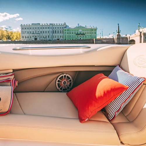 По Петербургу — на премиальном катере