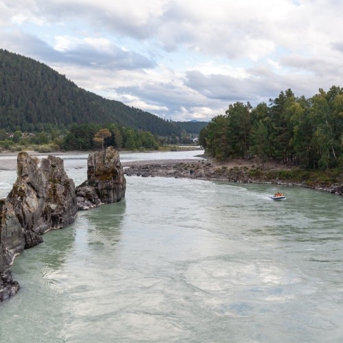 По знаковым местам Алтая с чаепитием у травницы и моторафтингом по Катуни