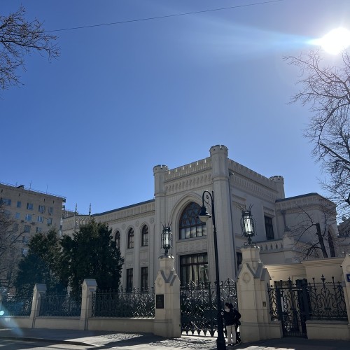 Любовь и стендап на Патриарших прудах
