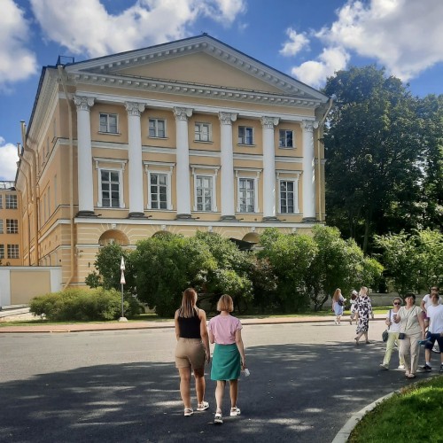 Смольный за 300 лет: от Смольного двора до убийства Кирова