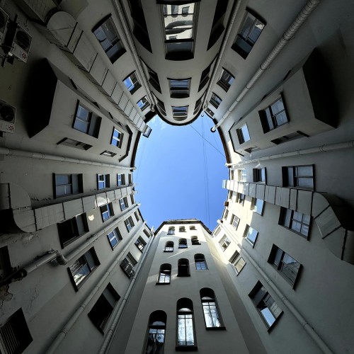 От парадных до стрит-арта: по знаковым местам Петербурга на авто премиум-класса