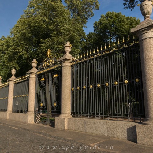 Романовы без трона: групповая прогулка по Дворцовой набережной