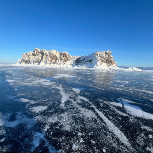 Зимняя рыбалка на льду Байкала своей компанией