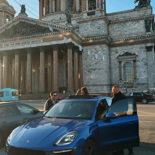 От парадных до стрит-арта: по знаковым местам Петербурга на авто премиум-класса