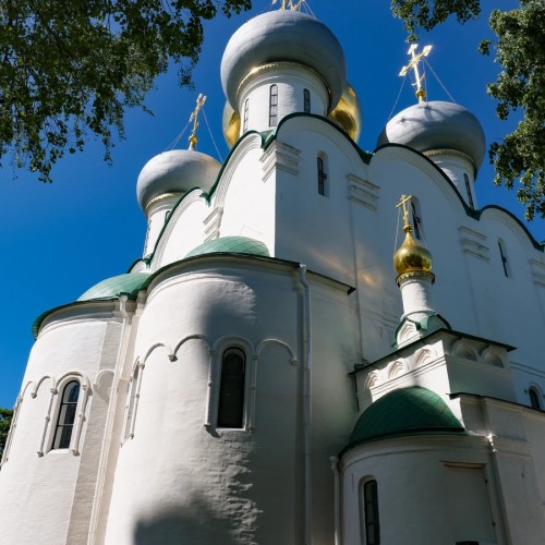 Новодевичье кладбище и Новодевичий монастырь: имена, легенды, судьбы