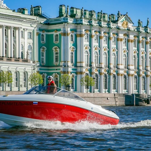На катере — по Финскому заливу и центру города