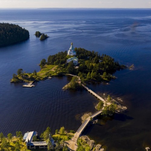 Популярная Карелия: топовые места и отдых в глэмпинге на берегу Ладоги