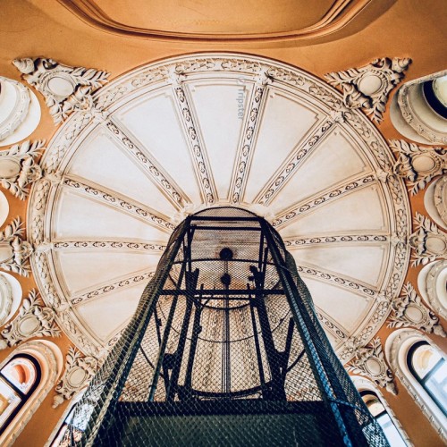 Приватный Петербург за закрытыми дверями: парадные лестницы и дворы-колодцы