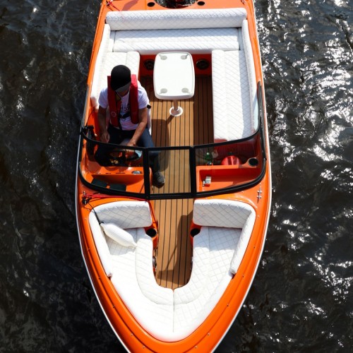 На стильном катере — к самому высокому зданию Европы