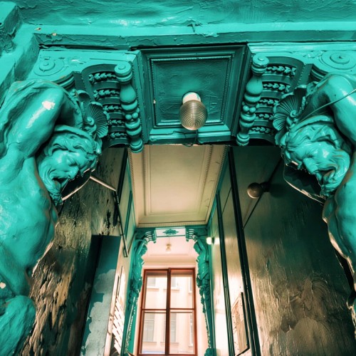 Петербург за закрытыми дверями: парадные лестницы и дворы-колодцы