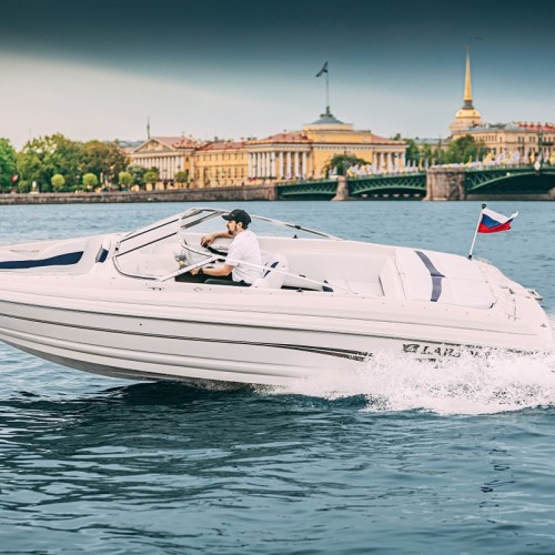 На премиальном катере — по акватории Невы через реку Карповка