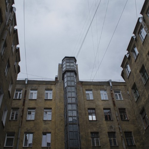 В поисках самого яркого двора Петербурга