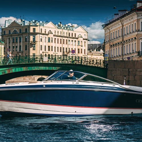 По Петербургу — на премиальном катере