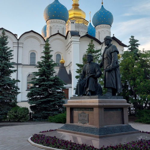 Пройти между крестом и полумесяцем: экскурсия по Казанскому кремлю