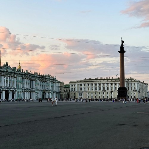 От парадных до стрит-арта: по знаковым местам Петербурга на авто премиум-класса