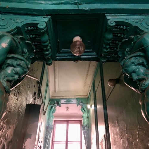 Питерская атмосфера: дворы, парадные, коммуналки и виды