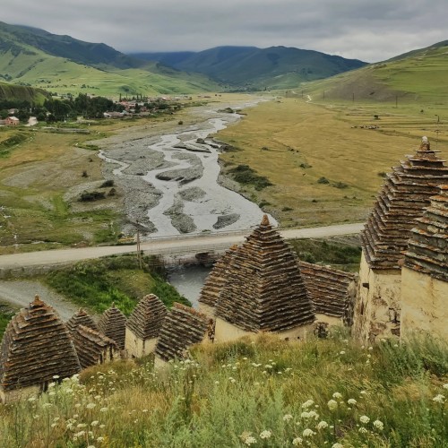 Топ-места Осетии: Даргавс, Мидаграбинские водопады и качели над пропастью
