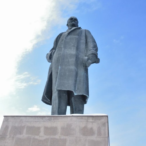 По полной загадок улице Ленина в Южно-Сахалинске