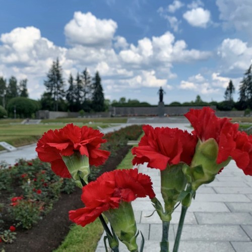 Пискарёвское кладбище: никто не забыт, ничто не забыто!