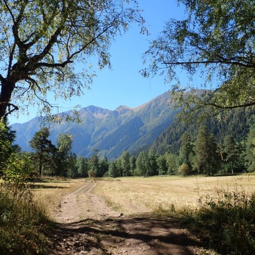 Треккинг-тур в Архыз с комфортом: прогулки в горах налегке с проживанием в гостевом доме
