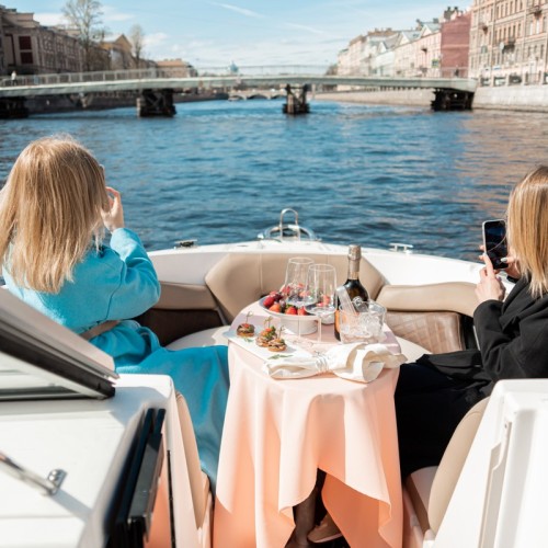 Классика Петербурга: прогулка на катере с аудиогидом или музыкой